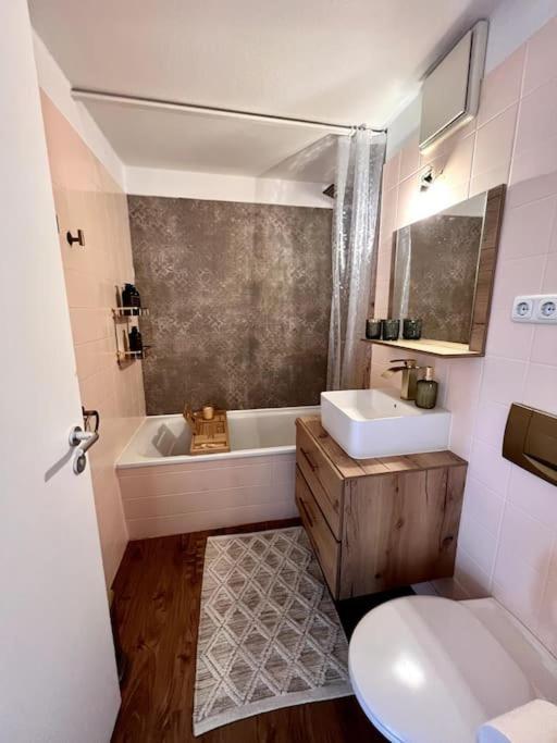 Bali Home Stylische Wohnung Mit Terrasse Schönefeld Esterno foto