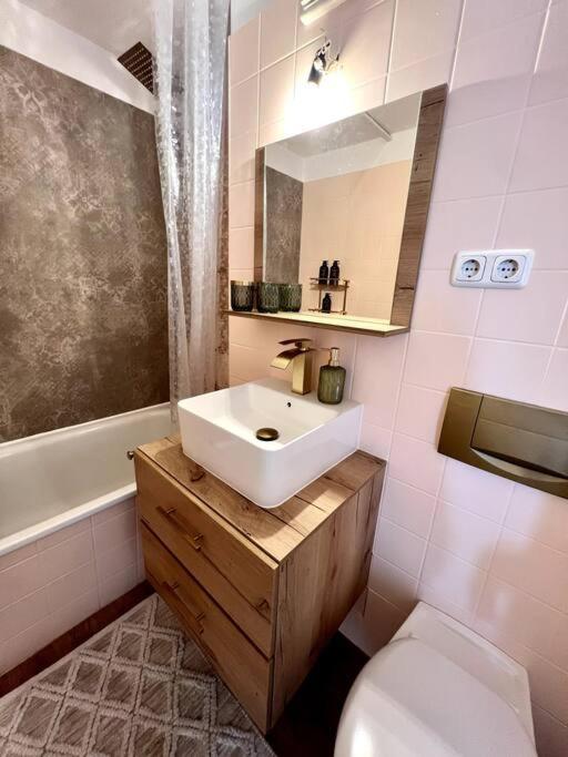 Bali Home Stylische Wohnung Mit Terrasse Schönefeld Esterno foto